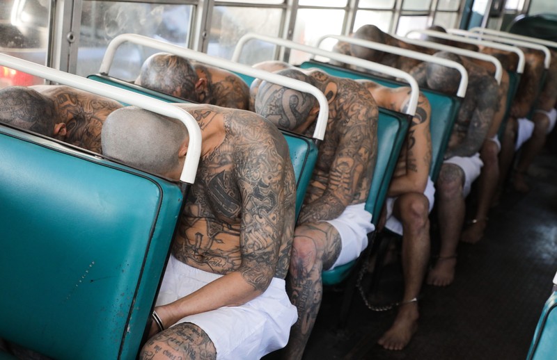Kedatangan narapidana yang tergabung dalam MS-13 dan 18 geng ke penjara baru 