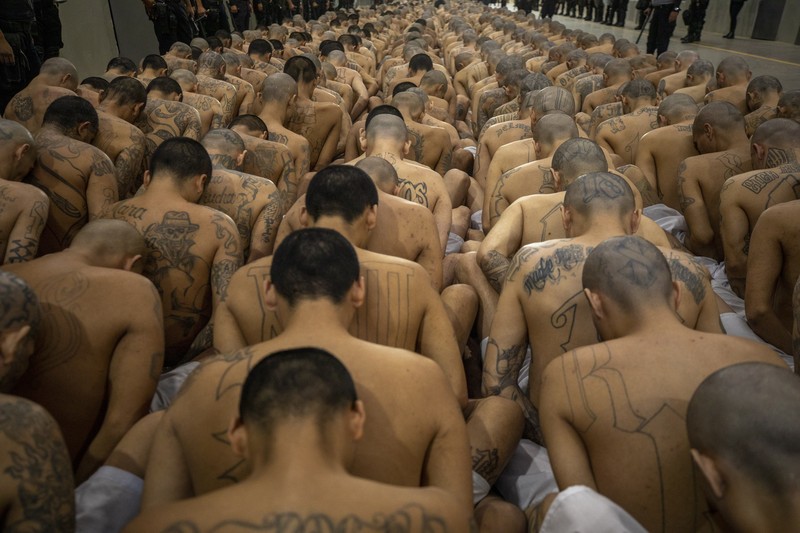 Kedatangan narapidana yang tergabung dalam MS-13 dan 18 geng ke penjara baru Kedatangan narapidana yang tergabung dalam MS-13 dan 18 geng ke penjara baru
