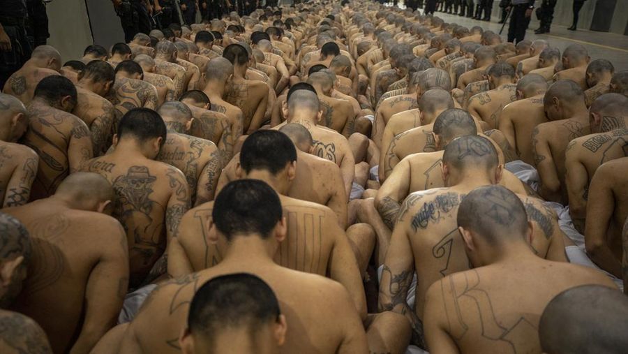 Kedatangan narapidana yang tergabung dalam MS-13 dan 18 geng ke penjara baru 