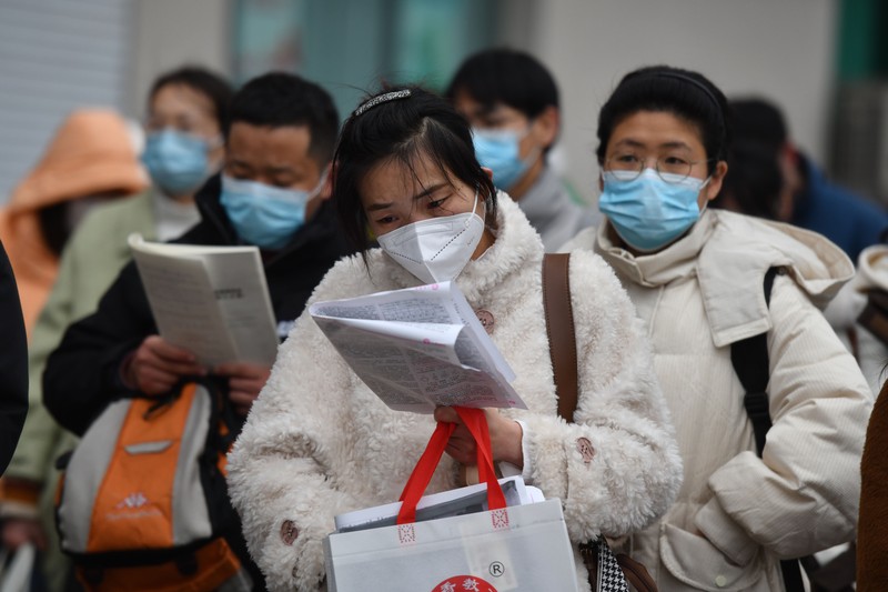 Peserta ujian China meninjau materi studi saat mereka menunggu untuk menghadiri ujian perekrutan pegawai negeri tahunan China untuk bersaing mendapatkan lowongan dengan otoritas pusat dan cabang mereka pada 25 Februari 2023 di Fuyang, Provinsi Anhui China. Peserta ujian China meninjau materi studi saat mereka menunggu untuk menghadiri ujian perekrutan pegawai negeri tahunan China untuk bersaing mendapatkan lowongan dengan otoritas pusat dan cabang mereka pada 25 Februari 2023 di Fuyang, Provinsi Anhui China. (VCG/VCG via Getty Images)