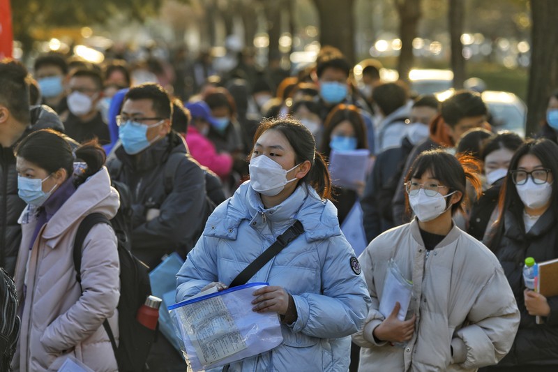 Peserta ujian China meninjau materi studi saat mereka menunggu untuk menghadiri ujian perekrutan pegawai negeri tahunan China untuk bersaing mendapatkan lowongan dengan otoritas pusat dan cabang mereka pada 25 Februari 2023 di Fuyang, Provinsi Anhui China. Peserta ujian China meninjau materi studi saat mereka menunggu untuk menghadiri ujian perekrutan pegawai negeri tahunan China untuk bersaing mendapatkan lowongan dengan otoritas pusat dan cabang mereka pada 25 Februari 2023 di Fuyang, Provinsi Anhui China. (VCG/VCG via Getty Images)