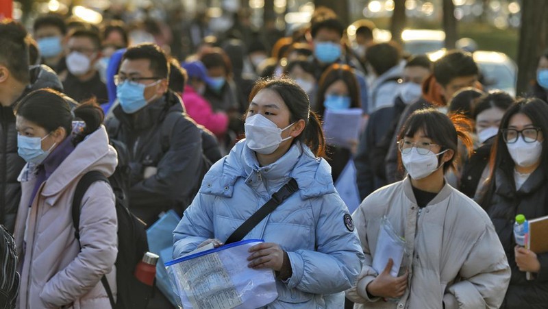 Peserta ujian China meninjau materi studi saat mereka menunggu untuk menghadiri ujian perekrutan pegawai negeri tahunan China untuk bersaing mendapatkan lowongan dengan otoritas pusat dan cabang mereka pada 25 Februari 2023 di Fuyang, Provinsi Anhui China. (VCG/VCG via Getty Images)