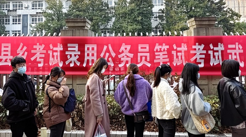 Peserta ujian China meninjau materi studi saat mereka menunggu untuk menghadiri ujian perekrutan pegawai negeri tahunan China untuk bersaing mendapatkan lowongan dengan otoritas pusat dan cabang mereka pada 25 Februari 2023 di Fuyang, Provinsi Anhui China. Peserta ujian China meninjau materi studi saat mereka menunggu untuk menghadiri ujian perekrutan pegawai negeri tahunan China untuk bersaing mendapatkan lowongan dengan otoritas pusat dan cabang mereka pada 25 Februari 2023 di Fuyang, Provinsi Anhui China. (VCG/VCG via Getty Images)