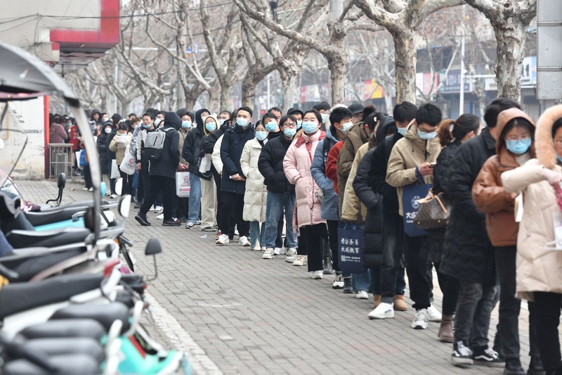 Peserta ujian China meninjau materi studi saat mereka menunggu untuk menghadiri ujian perekrutan pegawai negeri tahunan China untuk bersaing mendapatkan lowongan dengan otoritas pusat dan cabang mereka pada 25 Februari 2023 di Fuyang, Provinsi Anhui China. Peserta ujian China meninjau materi studi saat mereka menunggu untuk menghadiri ujian perekrutan pegawai negeri tahunan China untuk bersaing mendapatkan lowongan dengan otoritas pusat dan cabang mereka pada 25 Februari 2023 di Fuyang, Provinsi Anhui China. (VCG/VCG via Getty Images)
