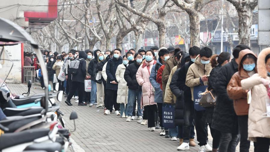 Peserta ujian China meninjau materi studi saat mereka menunggu untuk menghadiri ujian perekrutan pegawai negeri tahunan China untuk bersaing mendapatkan lowongan dengan otoritas pusat dan cabang mereka pada 25 Februari 2023 di Fuyang, Provinsi Anhui China. (VCG/VCG via Getty Images)