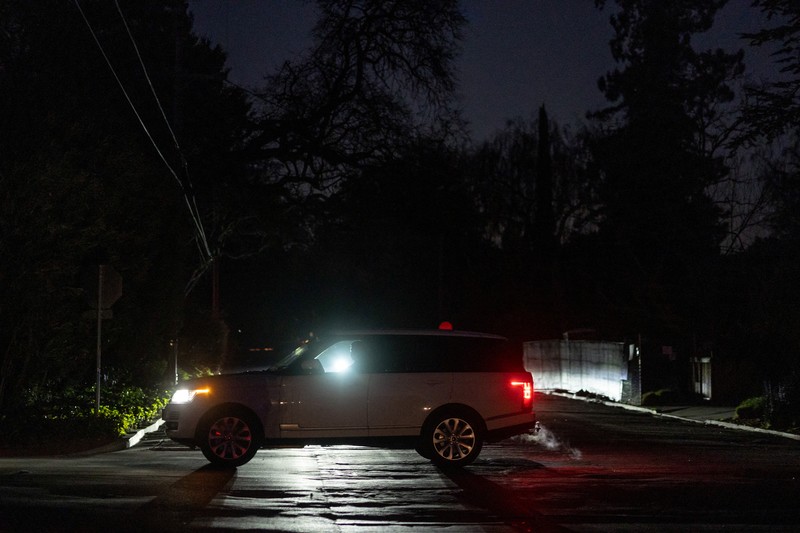 Seorang pria berjalan di sepanjang jalan kosong dalam kegelapan, menyusul badai musim dingin yang besar yang meninggalkan rumah dan bisnis tanpa listrik, di Menlo Park, California A.S., 21 Februari 2023. Seorang pria berjalan di sepanjang jalan kosong dalam kegelapan, menyusul badai musim dingin yang besar yang meninggalkan rumah dan bisnis tanpa listrik, di Menlo Park, California A.S., 21 Februari 2023. (REUTERS/ Carlos Barria)