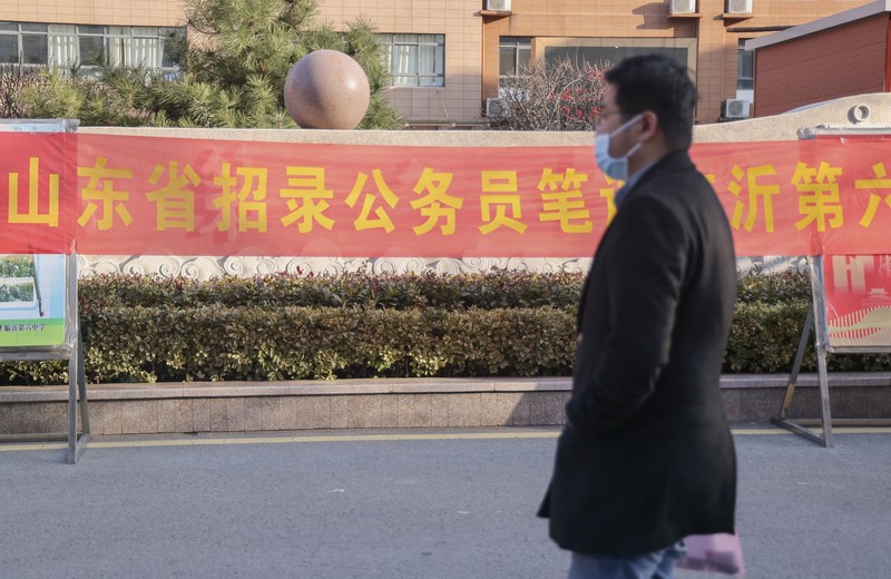 Peserta ujian China meninjau materi studi saat mereka menunggu untuk menghadiri ujian perekrutan pegawai negeri tahunan China untuk bersaing mendapatkan lowongan dengan otoritas pusat dan cabang mereka pada 25 Februari 2023 di Fuyang, Provinsi Anhui China. Peserta ujian China meninjau materi studi saat mereka menunggu untuk menghadiri ujian perekrutan pegawai negeri tahunan China untuk bersaing mendapatkan lowongan dengan otoritas pusat dan cabang mereka pada 25 Februari 2023 di Fuyang, Provinsi Anhui China. (VCG/VCG via Getty Images)