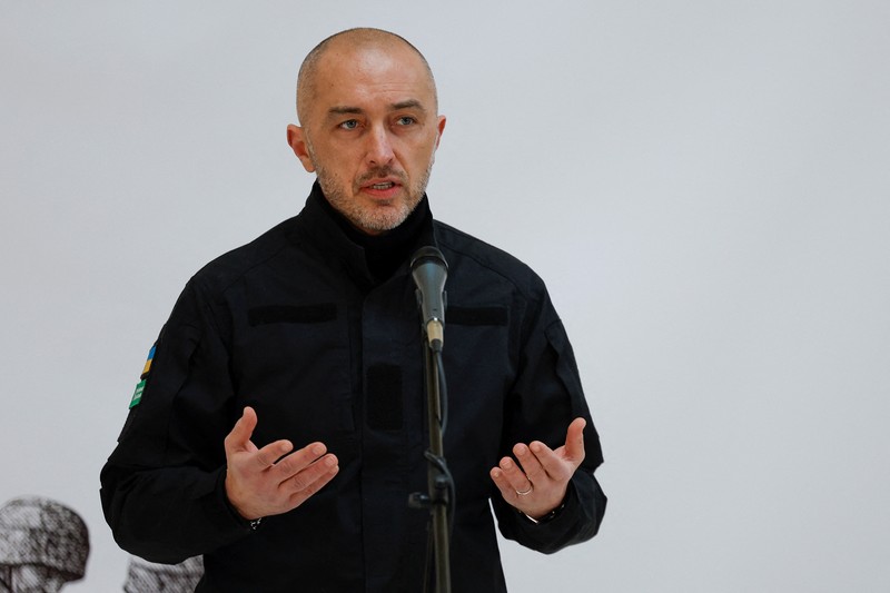 Gubernur Bank Nasional Ukraina Andriy Pyshnyi memegang uang kertas yang didedikasikan untuk peringatan satu tahun invasi Rusia di Ukraina, selama presentasi di Kyiv, Ukraina 23 Februari 2023. Gubernur Bank Nasional Ukraina Andriy Pyshnyi memegang uang kertas yang didedikasikan untuk peringatan satu tahun invasi Rusia di Ukraina, selama presentasi di Kyiv, Ukraina 23 Februari 2023. (REUTERS/Valentyn Ogirenko)