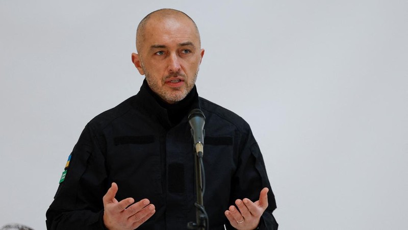 Gubernur Bank Nasional Ukraina Andriy Pyshnyi memegang uang kertas yang didedikasikan untuk peringatan satu tahun invasi Rusia di Ukraina, selama presentasi di Kyiv, Ukraina 23 Februari 2023. (REUTERS/Valentyn Ogirenko)