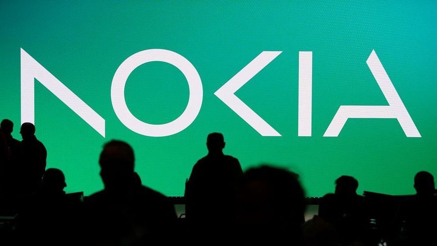 Gambar yang diambil pada 26 Februari 2023 memperlihatkan logo baru Nokia di Mobile World Congress (MWC), pertemuan tahunan terbesar industri telekomunikasi, di Barcelona. (JOSEP LAGO/AFP via Getty Images)