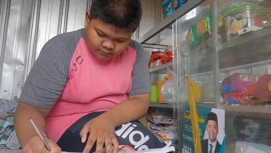 Muhammad Bil Sabri Rahmat (15) atau Babil yang hampir kesehariannya dihabiskan untuk merawat sang ibu dan juga mencari nafkah untuk menyambung hidup. (Dok. Berbuat Baik)