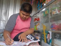 Perjuangan Babil, Remaja Mandiri Cari Nafkah & Urus Ibunya