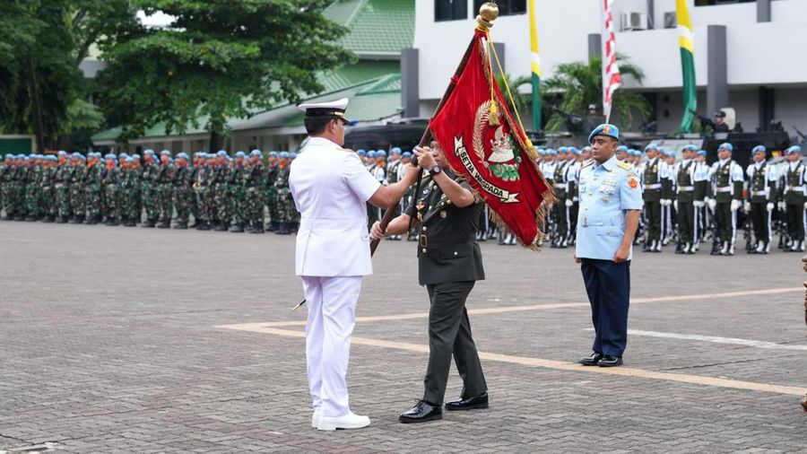 Panglima TNI Laksamana TNI Yudo Margono (kiri) dan Komandan Pasukan Pengamanan Presiden Mayor Jenderal TNI Brigadir Jenderal Rafael Granada Baay (tengah) di Markas Komando Pasukan Pengamanan Presiden, Jakarta, Senin (27/2/2023). (Dokumentasi Humas Komando Pasukan Pengamanan Presiden)