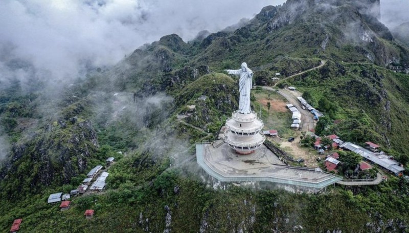 Patung Yesus raksasa di Bukit Sibea-bea, Pulau Samosir, Sumatera Utara. Lokasi yang dibuka untuk umum pada 2023 ini menjadi tujuan wisata relijius dan tempat untuk melihat pemandangan Danau Toba. Patung Yesus raksasa di Bukit Sibea-bea, Pulau Samosir, Sumatera Utara. Lokasi yang dibuka untuk umum pada 2023 ini menjadi tujuan wisata relijius dan tempat untuk melihat pemandangan Danau Toba. (CNBC Indonesia/Rosseno Aji Nugroho)