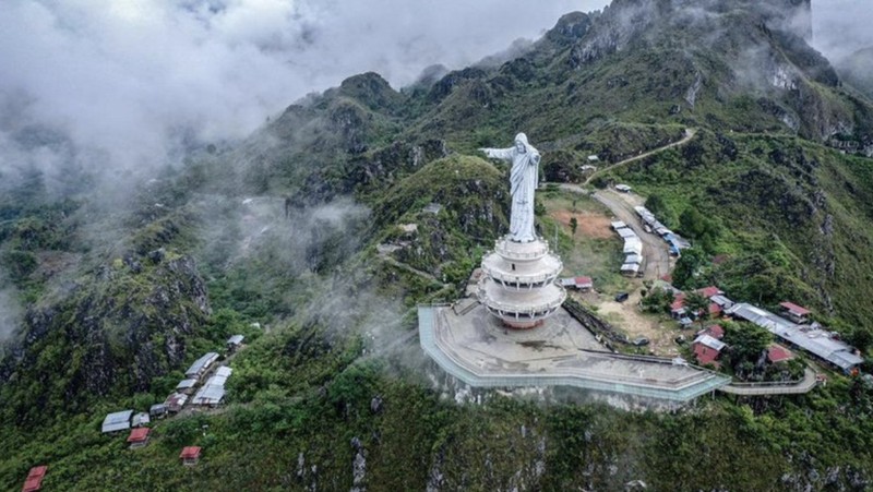 Patung Buntu Burake yang setinggi 40 meter di Tana Toraja, Sulawesi Selatan. (CNBC Indonesia/Terry Fans Diba)
