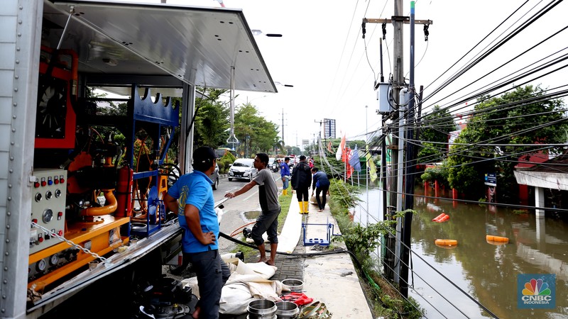 Sejumlah wilayah kota dan kabupaten Bekasi dilaporkan banjir akibat hujan yang mengguyur sejak malam hingga siang hari. (CNBC Indonesia/Tias Budiarto) Sejumlah wilayah kota dan kabupaten Bekasi dilaporkan banjir akibat hujan yang mengguyur sejak malam hingga siang hari. (CNBC Indonesia/Tias Budiarto)