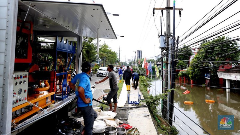 Sejumlah wilayah kota dan kabupaten Bekasi dilaporkan banjir akibat hujan yang mengguyur sejak malam hingga siang hari. (CNBC Indonesia/Tias Budiarto)