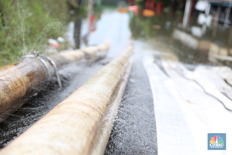 Sejumlah wilayah kota dan kabupaten Bekasi dilaporkan banjir akibat hujan yang mengguyur sejak malam hingga siang hari. (CNBC Indonesia/Tias Budiarto) Sejumlah wilayah kota dan kabupaten Bekasi dilaporkan banjir akibat hujan yang mengguyur sejak malam hingga siang hari. (CNBC Indonesia/Tias Budiarto)