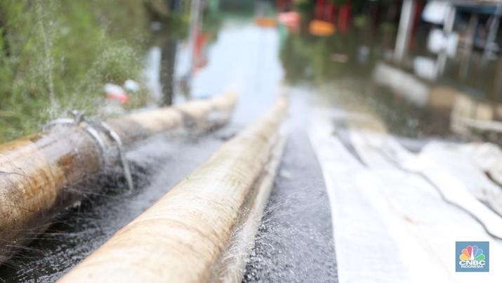 Sejumlah wilayah kota dan kabupaten Bekasi dilaporkan banjir akibat hujan yang mengguyur sejak malam hingga siang hari. (CNBC Indonesia/Tias Budiarto)