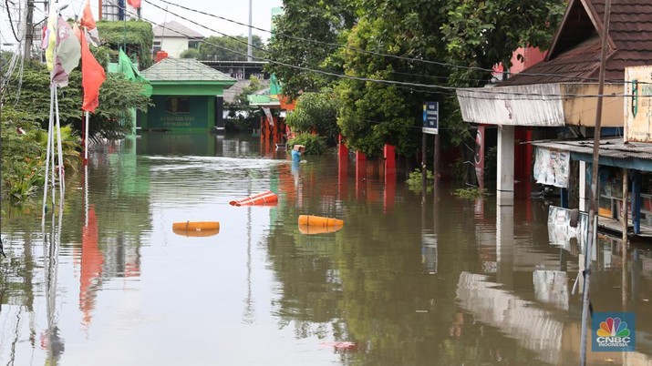 Sejumlah wilayah kota dan kabupaten Bekasi dilaporkan banjir akibat hujan yang mengguyur sejak malam hingga siang hari. (CNBC Indonesia/Tias Budiarto)