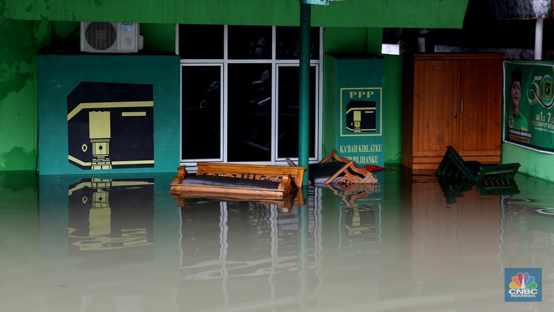 Sejumlah wilayah kota dan kabupaten Bekasi dilaporkan banjir akibat hujan yang mengguyur sejak malam hingga siang hari. (CNBC Indonesia/Tias Budiarto) Sejumlah wilayah kota dan kabupaten Bekasi dilaporkan banjir akibat hujan yang mengguyur sejak malam hingga siang hari. (CNBC Indonesia/Tias Budiarto)
