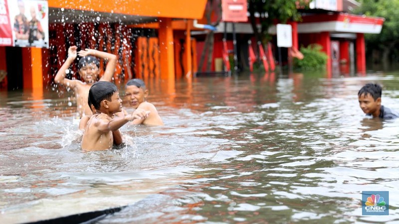 Sejumlah wilayah kota dan kabupaten Bekasi dilaporkan banjir akibat hujan yang mengguyur sejak malam hingga siang hari. (CNBC Indonesia/Tias Budiarto)