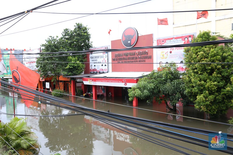 Sejumlah wilayah kota dan kabupaten Bekasi dilaporkan banjir akibat hujan yang mengguyur sejak malam hingga siang hari. (CNBC Indonesia/Tias Budiarto) Sejumlah wilayah kota dan kabupaten Bekasi dilaporkan banjir akibat hujan yang mengguyur sejak malam hingga siang hari. (CNBC Indonesia/Tias Budiarto)