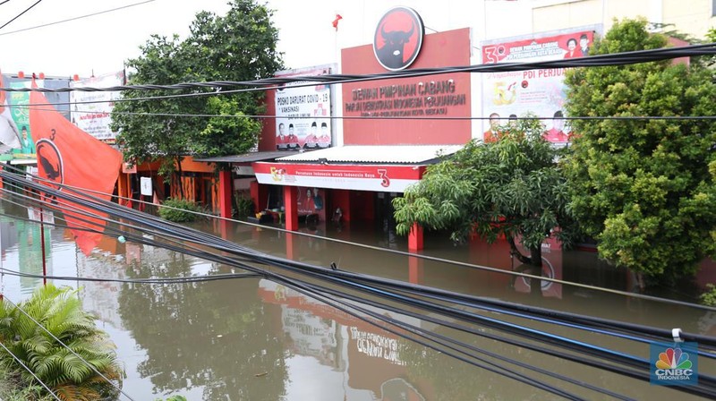 Sejumlah wilayah kota dan kabupaten Bekasi dilaporkan banjir akibat hujan yang mengguyur sejak malam hingga siang hari. (CNBC Indonesia/Tias Budiarto)