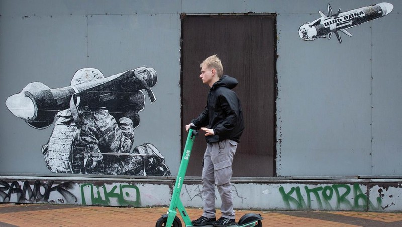 Seorang prajurit Ukraina memegang Javelin selama latihan militer skala besar di Zona Pengecualian Chernobyl, Wilayah Kyiv, Ukraina utara. (Kaniuka Ruslan / Ukrinform/Future Publishing via Getty Images)