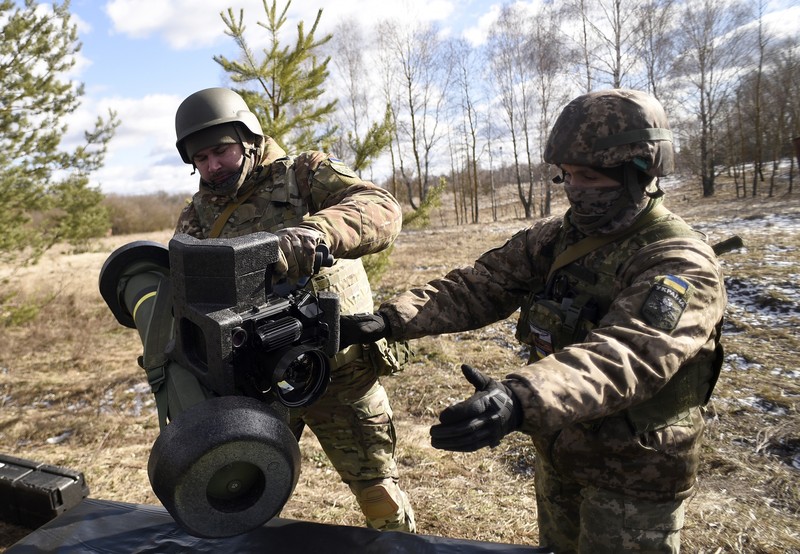 Seorang prajurit Ukraina memegang Javelin selama latihan militer skala besar di Zona Pengecualian Chernobyl, Wilayah Kyiv, Ukraina utara. Seorang prajurit Ukraina memegang Javelin selama latihan militer skala besar di Zona Pengecualian Chernobyl, Wilayah Kyiv, Ukraina utara. (Kaniuka Ruslan / Ukrinform/Future Publishing via Getty Images)