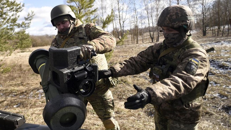Seorang prajurit Ukraina memegang Javelin selama latihan militer skala besar di Zona Pengecualian Chernobyl, Wilayah Kyiv, Ukraina utara. (Kaniuka Ruslan / Ukrinform/Future Publishing via Getty Images)