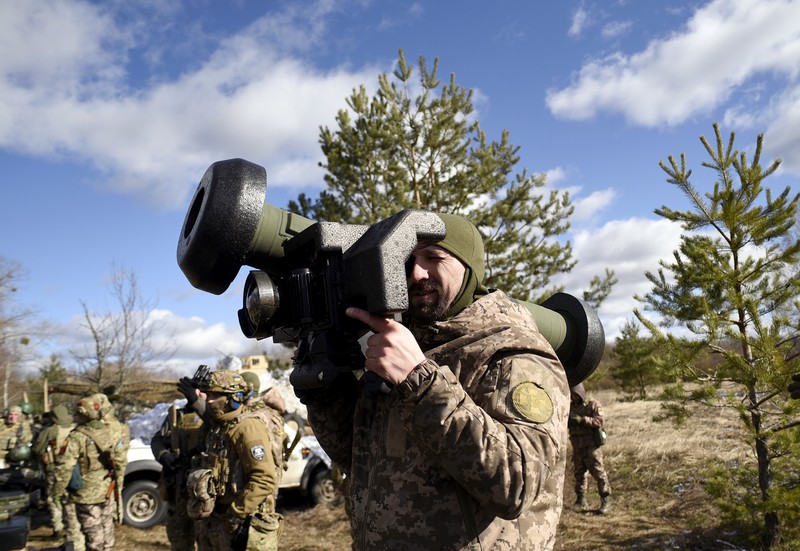 Seorang prajurit Ukraina memegang Javelin selama latihan militer skala besar di Zona Pengecualian Chernobyl, Wilayah Kyiv, Ukraina utara. Seorang prajurit Ukraina memegang Javelin selama latihan militer skala besar di Zona Pengecualian Chernobyl, Wilayah Kyiv, Ukraina utara. (Kaniuka Ruslan / Ukrinform/Future Publishing via Getty Images)