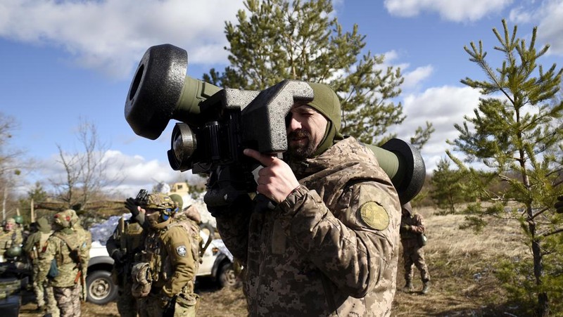 Seorang prajurit Ukraina memegang Javelin selama latihan militer skala besar di Zona Pengecualian Chernobyl, Wilayah Kyiv, Ukraina utara. (Kaniuka Ruslan / Ukrinform/Future Publishing via Getty Images)