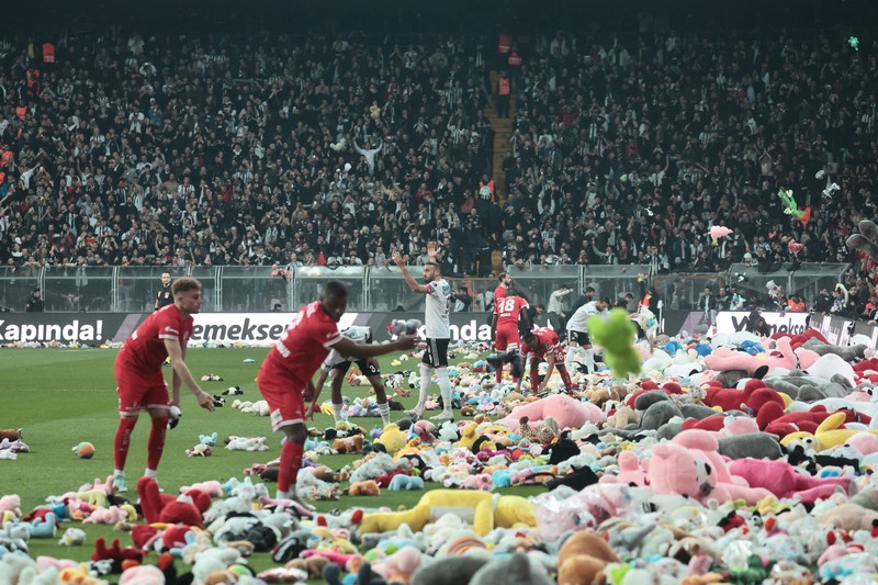 TURKEY-QUAKE/TOYS Fans throw toys on the pitch for children affected by earthquake during a Turkish Super League match between Besiktas and Antalyaspor at Vodafone Park in Istanbul, Turkey February 26, 2023. REUTERS/Stringer NO RESALES. NO ARCHIVES.