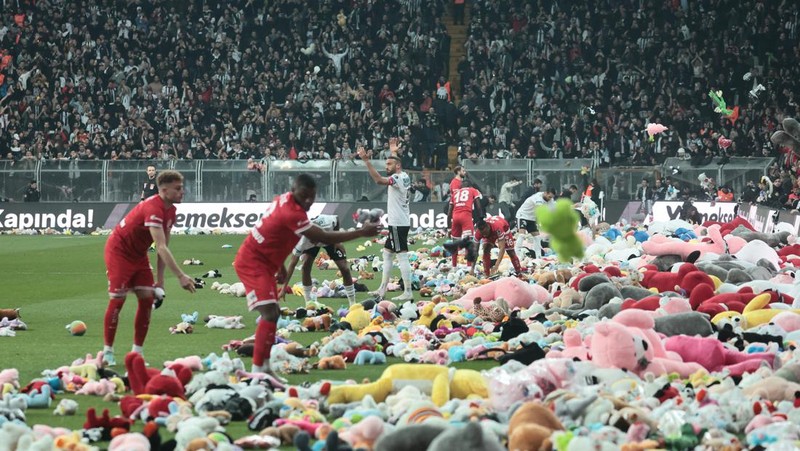 Fans throw toys on the pitch for children affected by earthquake during a Turkish Super League match between Besiktas and Antalyaspor at Vodafone Park in Istanbul, Turkey February 26, 2023. REUTERS/Stringer NO RESALES. NO ARCHIVES.