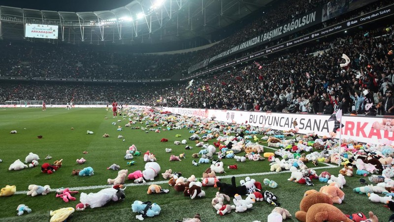 Fans throw toys on the pitch for children affected by earthquake during a Turkish Super League match between Besiktas and Antalyaspor at Vodafone Park in Istanbul, Turkey February 26, 2023. REUTERS/Stringer NO RESALES. NO ARCHIVES.