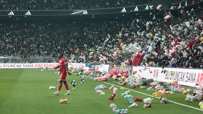 Fans throw toys on the pitch for children affected by earthquake during a Turkish Super League match between Besiktas and Antalyaspor at Vodafone Park in Istanbul, Turkey February 26, 2023. REUTERS/Stringer NO RESALES. NO ARCHIVES.