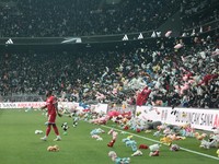 Ribuan Boneka 'Serbu' Liga Turki demi Anak-Anak Korban Gempa