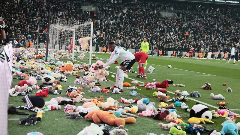 Fans throw toys on the pitch for children affected by earthquake during a Turkish Super League match between Besiktas and Antalyaspor at Vodafone Park in Istanbul, Turkey February 26, 2023. REUTERS/Stringer NO RESALES. NO ARCHIVES.