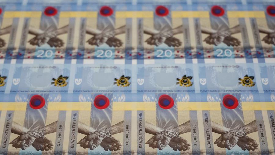 Gubernur Bank Nasional Ukraina Andriy Pyshnyi memegang uang kertas yang didedikasikan untuk peringatan satu tahun invasi Rusia di Ukraina, selama presentasi di Kyiv, Ukraina 23 Februari 2023. (REUTERS/Valentyn Ogirenko)