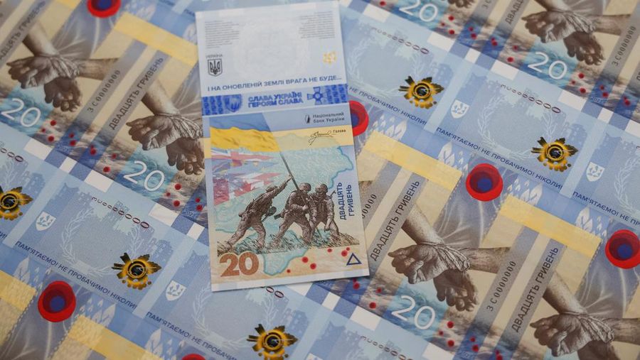 Gubernur Bank Nasional Ukraina Andriy Pyshnyi memegang uang kertas yang didedikasikan untuk peringatan satu tahun invasi Rusia di Ukraina, selama presentasi di Kyiv, Ukraina 23 Februari 2023. (REUTERS/Valentyn Ogirenko)