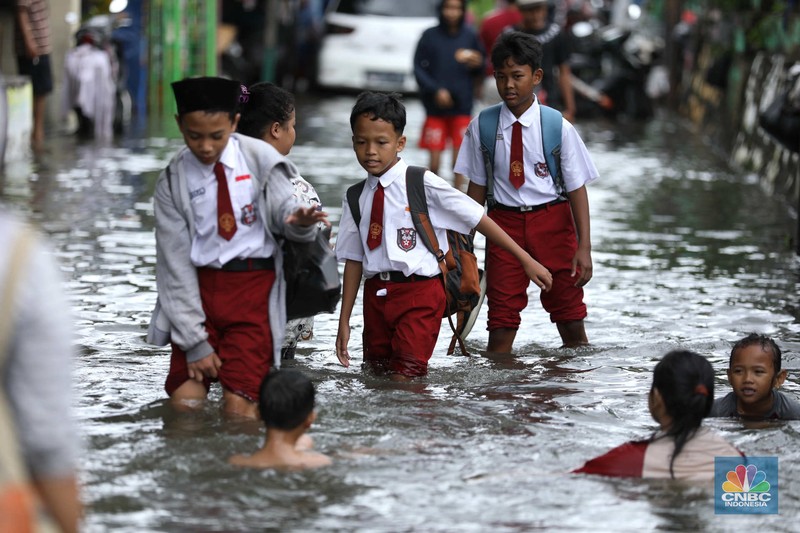 Warga beraktifitas saat banjir setinggi 60 cm menggenangi kawasan Pesing Koneng, Jakarta, Senin (27/2/2023). (CNBC Indonesia/Tri Susilo) Warga beraktifitas saat banjir setinggi 60 cm menggenangi kawasan Pesing Koneng, Jakarta, Senin (27/2/2023). (CNBC Indonesia/Tri Susilo)