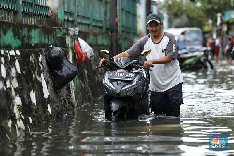 Warga beraktifitas saat banjir setinggi 60 cm menggenangi kawasan Pesing Koneng, Jakarta, Senin (27/2/2023). (CNBC Indonesia/Tri Susilo) Warga beraktifitas saat banjir setinggi 60 cm menggenangi kawasan Pesing Koneng, Jakarta, Senin (27/2/2023). (CNBC Indonesia/Tri Susilo)
