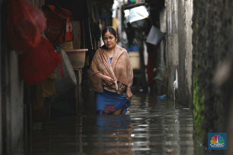 Warga beraktifitas saat banjir setinggi 60 cm menggenangi kawasan Pesing Koneng, Jakarta, Senin (27/2/2023). (CNBC Indonesia/Tri Susilo) Warga beraktifitas saat banjir setinggi 60 cm menggenangi kawasan Pesing Koneng, Jakarta, Senin (27/2/2023). (CNBC Indonesia/Tri Susilo)