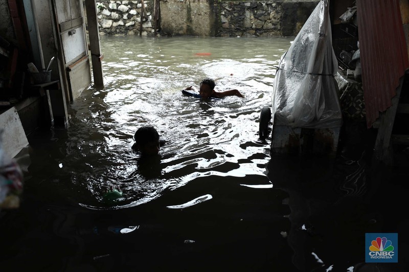 Warga beraktifitas saat banjir setinggi 60 cm menggenangi kawasan Pesing Koneng, Jakarta, Senin (27/2/2023). (CNBC Indonesia/Tri Susilo) Warga beraktifitas saat banjir setinggi 60 cm menggenangi kawasan Pesing Koneng, Jakarta, Senin (27/2/2023). (CNBC Indonesia/Tri Susilo)