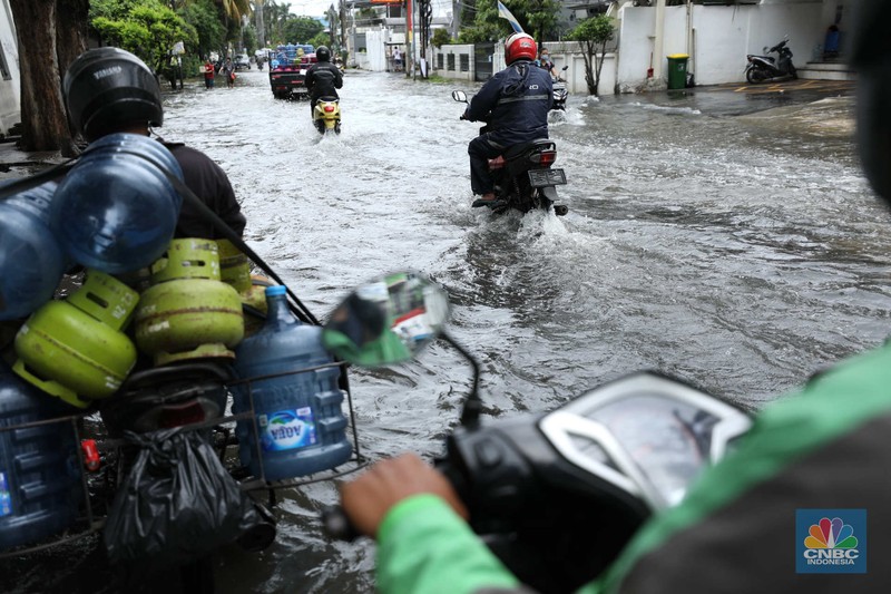 Warga menyelamatkan hewan peliharaannya untuk melewati genangan banjir di Kawasan Green Garden, Jakarta, Senin (27/2/2023). Warga menyelamatkan hewan peliharaannya untuk melewati genangan banjir di Kawasan Green Garden, Jakarta, Senin (27/2/2023). (CNBC Indonesia/Tri Susilo)