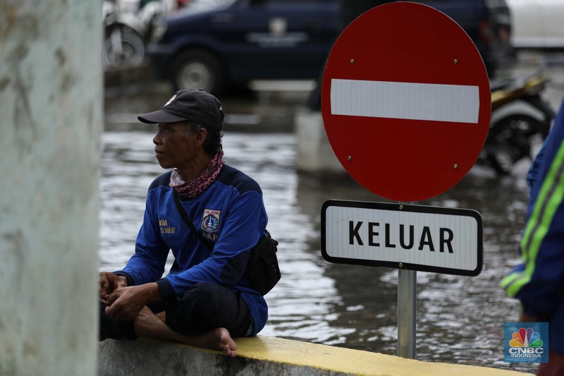 Warga menyelamatkan hewan peliharaannya untuk melewati genangan banjir di Kawasan Green Garden, Jakarta, Senin (27/2/2023). Warga menyelamatkan hewan peliharaannya untuk melewati genangan banjir di Kawasan Green Garden, Jakarta, Senin (27/2/2023). (CNBC Indonesia/Tri Susilo)