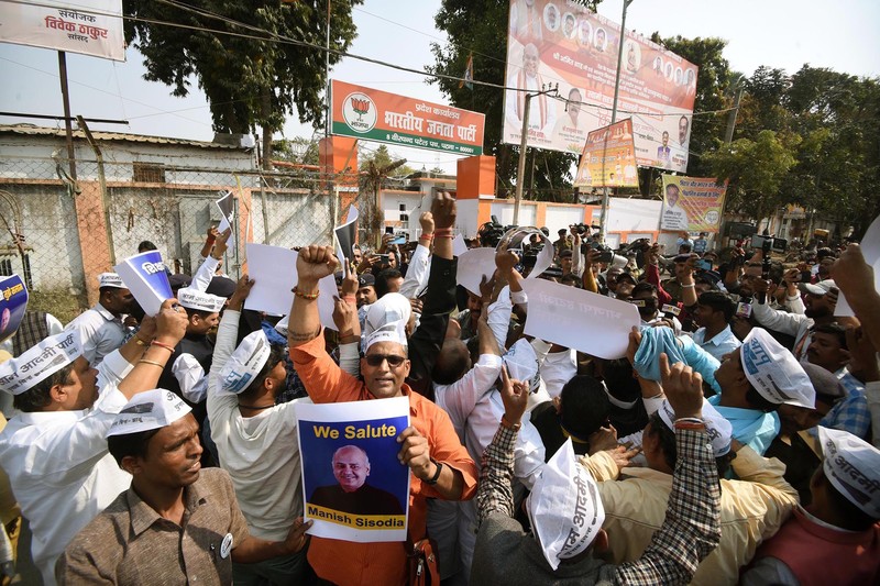 Pekerja Partai AAP meneriakkan slogan-slogan selama protes terhadap penangkapan DY CM Manish Sisodia , di kantor BJP di DDU Marg , pada 27 Februari 2023 di New Delhi, India. Pekerja Partai AAP meneriakkan slogan-slogan selama protes terhadap penangkapan DY CM Manish Sisodia , di kantor BJP di DDU Marg , pada 27 Februari 2023 di New Delhi, India. CBI pada Minggu malam menangkap Sisodia sehubungan dengan dugaan korupsi dalam perumusan dan implementasi kebijakan minuman keras yang sekarang sudah dihapuskan untuk 2021-22. (Vipin Kumar/Hindustan Times via Getty Images)