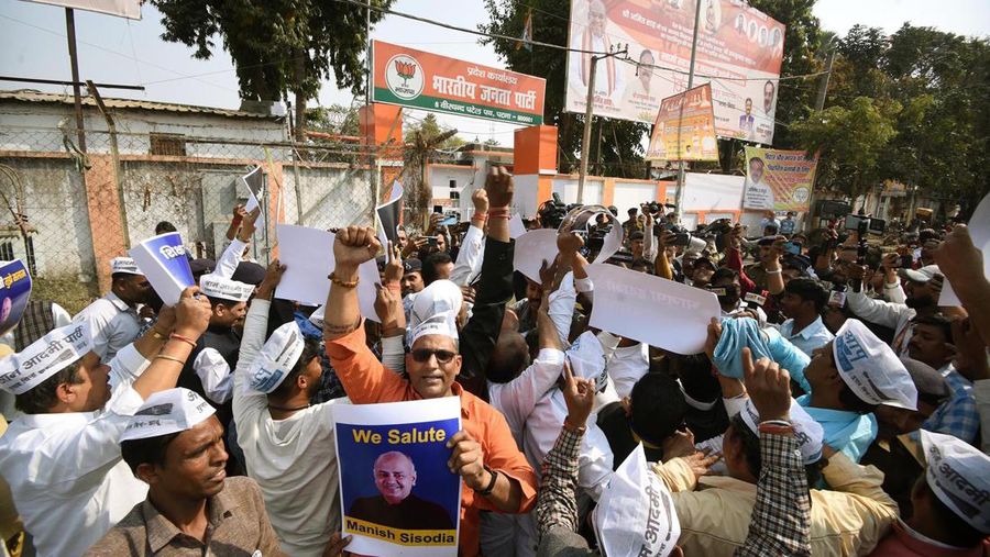 Pekerja Partai AAP meneriakkan slogan-slogan selama protes terhadap penangkapan DY CM Manish Sisodia , di kantor BJP di DDU Marg , pada 27 Februari 2023 di New Delhi, India. CBI pada Minggu malam menangkap Sisodia sehubungan dengan dugaan korupsi dalam perumusan dan implementasi kebijakan minuman keras yang sekarang sudah dihapuskan untuk 2021-22. (Vipin Kumar/Hindustan Times via Getty Images)