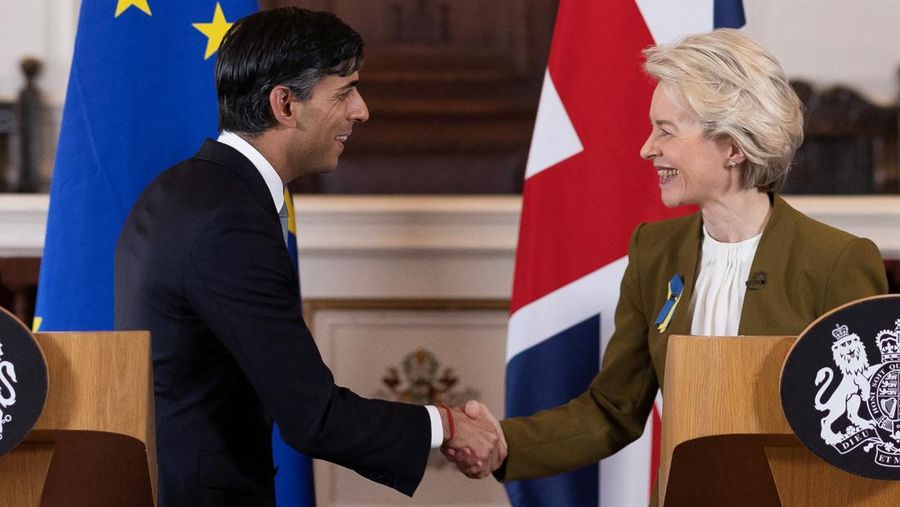 British Prime Minister Rishi Sunak and European Commission President Ursula von der Leyen shake hands as they hold a news conference at Windsor Guildhall, Britain, February 27, 2023. Dan Kitwood/Pool via REUTERS